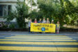 Schulweg_Kinder_mit_Banner_i