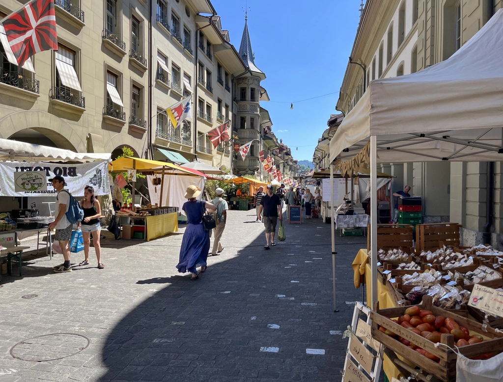 Foto der Münstergasse in Bern mit Marktständen.